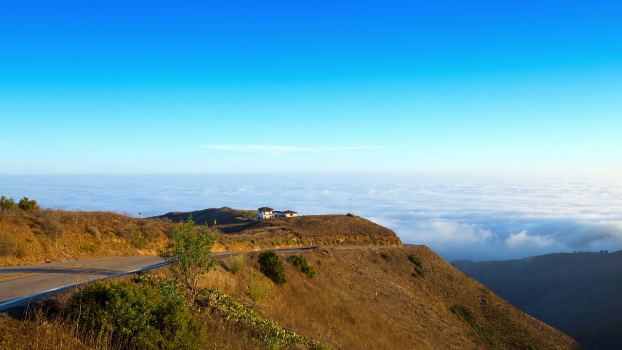 从白天到日落，云团从山上移动的空中延时美景-约塞米蒂，加利福尼亚州视频素材