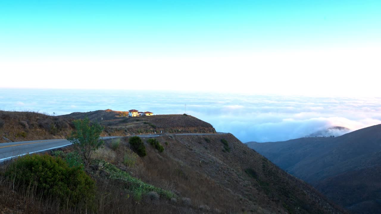 空中平移时间拍摄的汽车移动在山路上的云移动从白天到黄昏-拉斯维加斯，内华达州视频素材