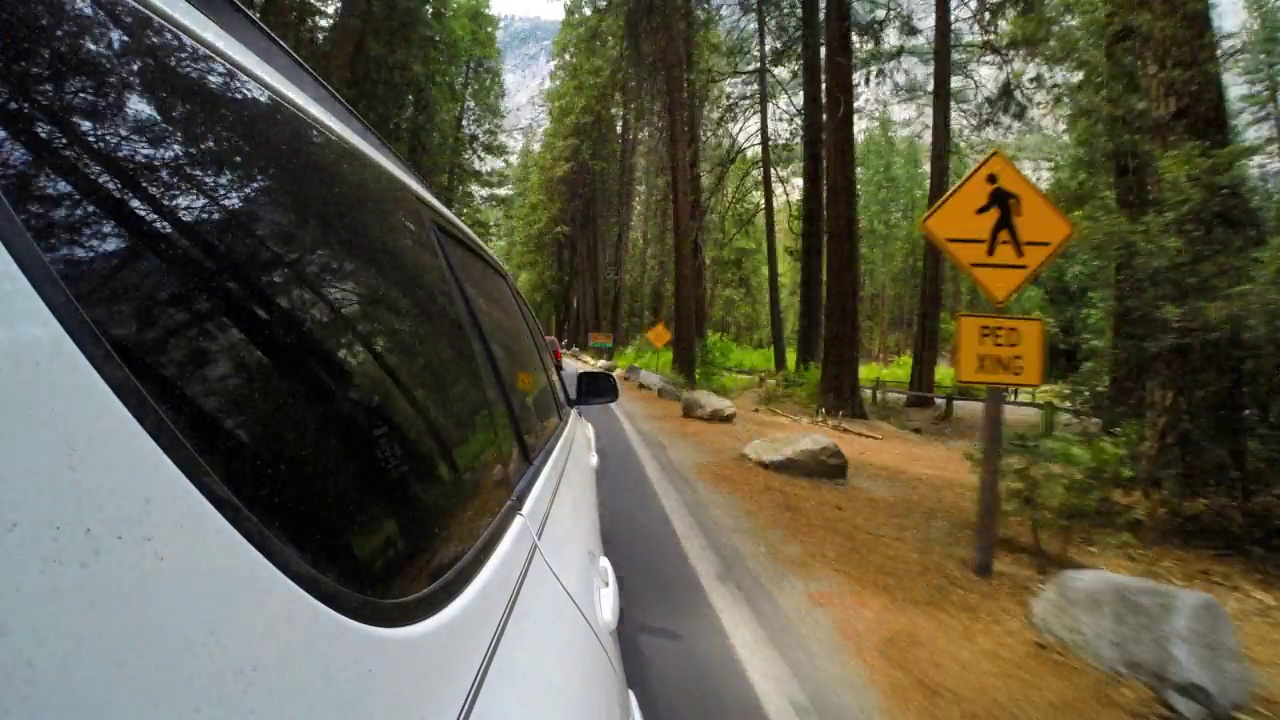 时光流逝的车辆在森林道路上移动-约塞米蒂，加利福尼亚州视频素材