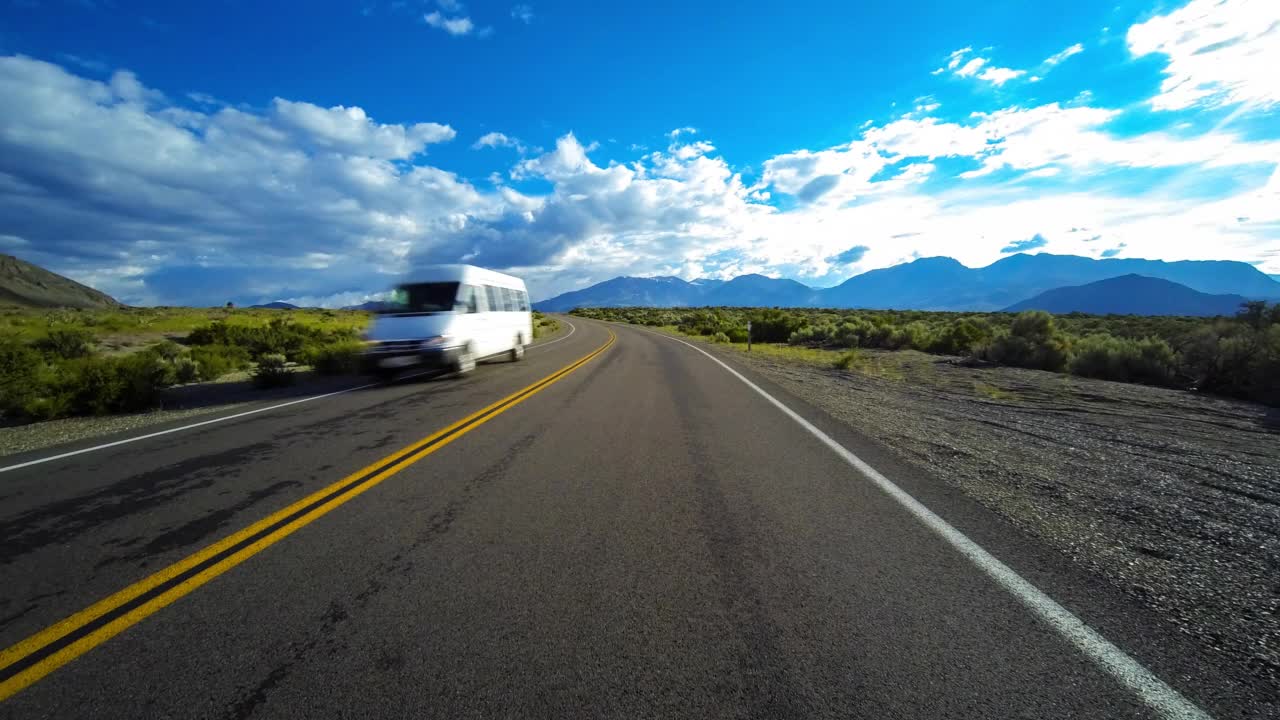 从汽车在森林中行驶的道路上看到美丽的山脉的视角延时拍摄-约塞米蒂，加利福尼亚州视频素材