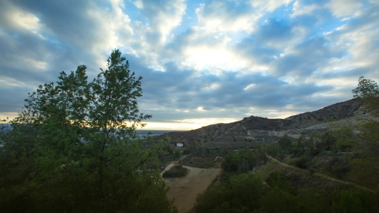 从日落到黄昏的多云天空下美丽的山景的航拍时间推移镜头-圣莫尼卡，加利福尼亚州视频素材