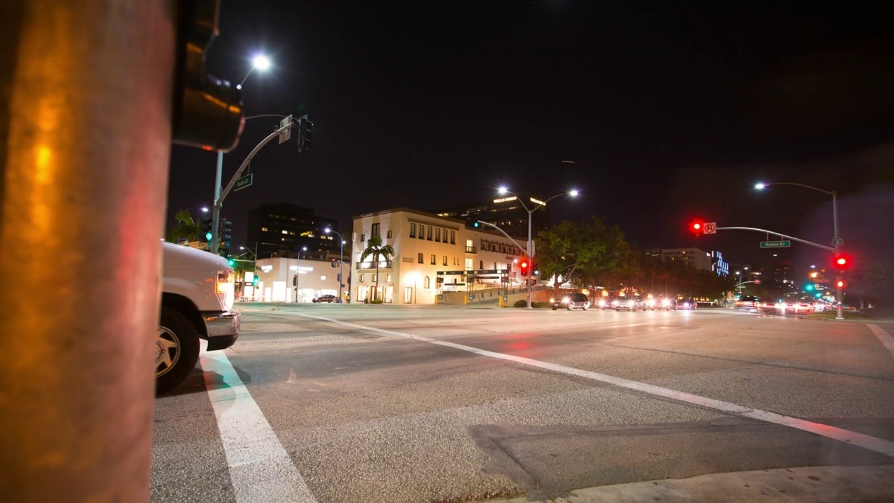 汽车在夜间在城市道路上移动的时间推移平移镜头-圣莫尼卡，加利福尼亚州视频素材