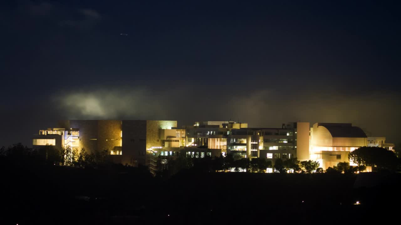 夜间城市山上被照亮的住宅建筑的航拍时间推移镜头-圣塔莫尼卡，加利福尼亚州视频素材