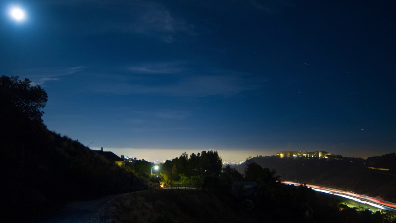 空中封锁美丽的住宅城市，夜晚天空中有月亮-圣莫尼卡，加利福尼亚州视频素材