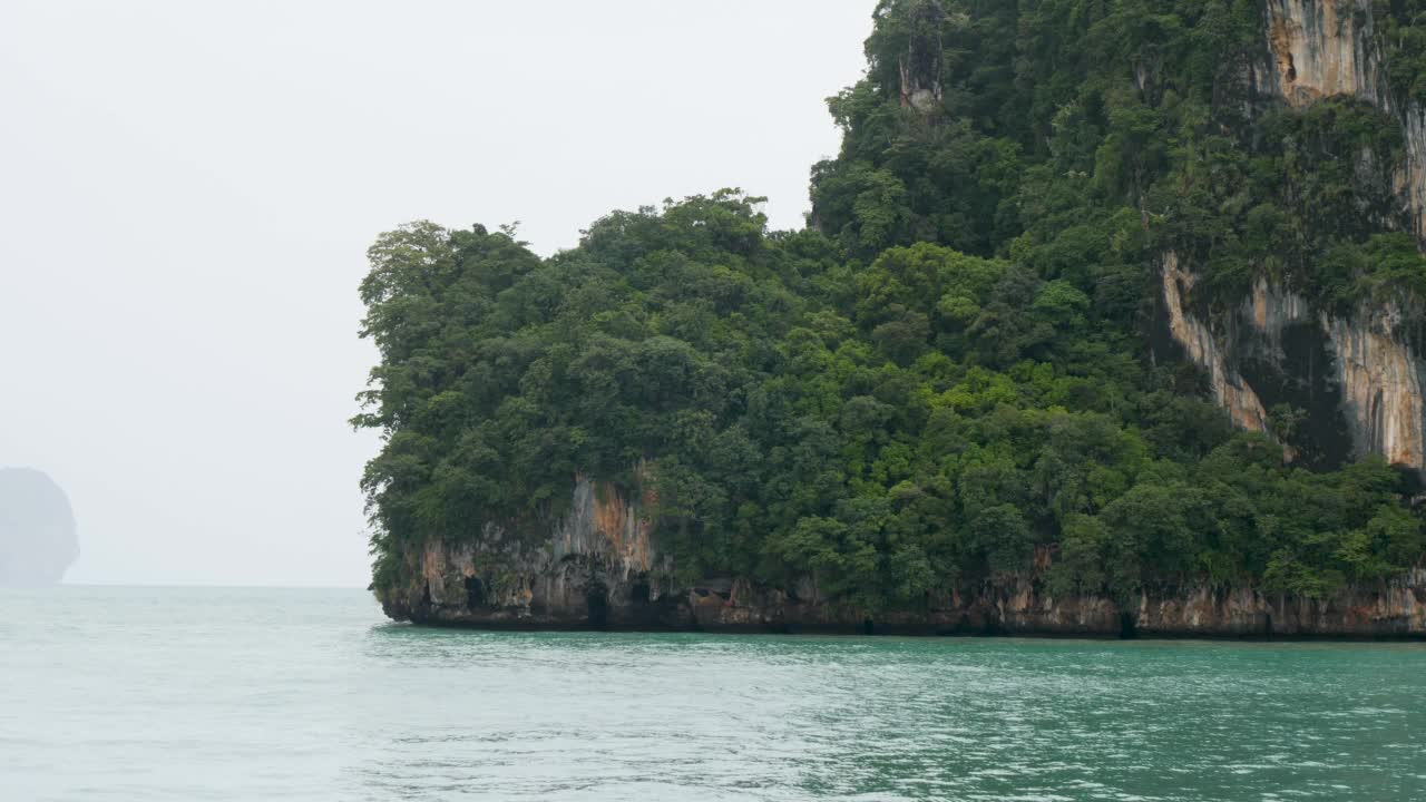 4K悬崖和甲米的海岸线在渡轮上乘坐从甲米到Koh Phi Phi的旅程。清晨雾蒙蒙的渡轮拍景，船驶往热带天堂的岛屿和泻湖。泰国旅游，旅游，冒险的概念视频素材