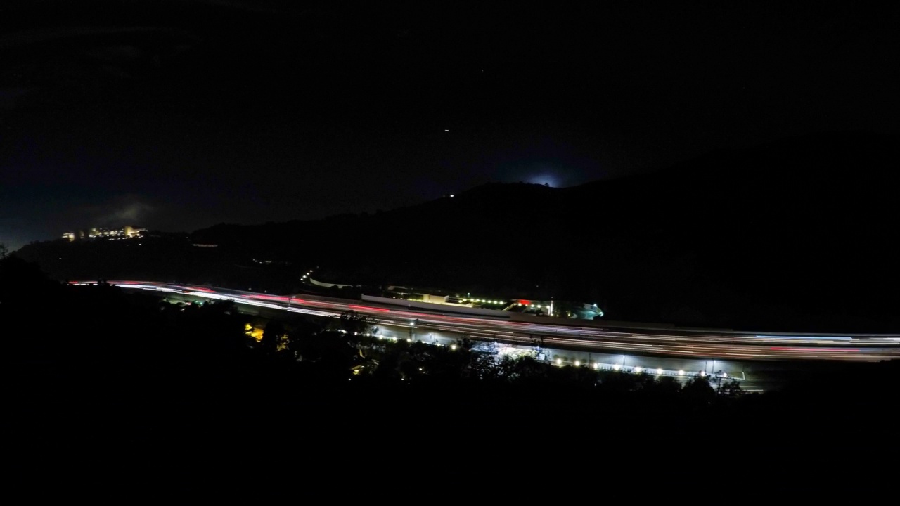 夜间在城市道路上行驶的车辆的光迹——加利福尼亚州圣莫尼卡视频素材