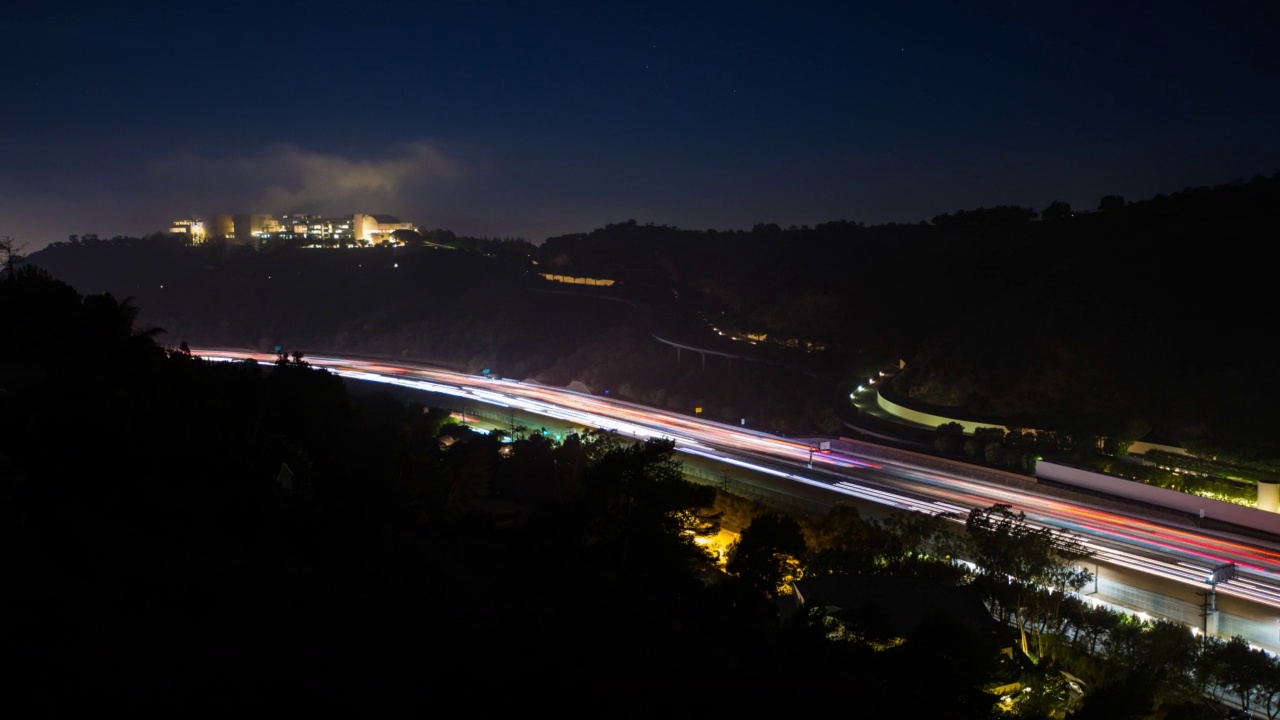 夜间在城市道路上行驶的车辆的光迹——加利福尼亚州圣莫尼卡视频素材