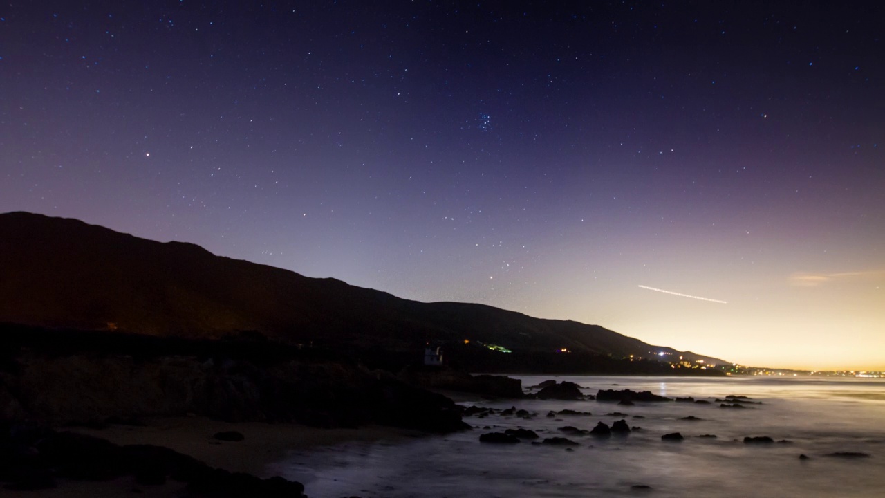 夜晚，星星的足迹在海上越过山脉——加利福尼亚约书亚树视频素材