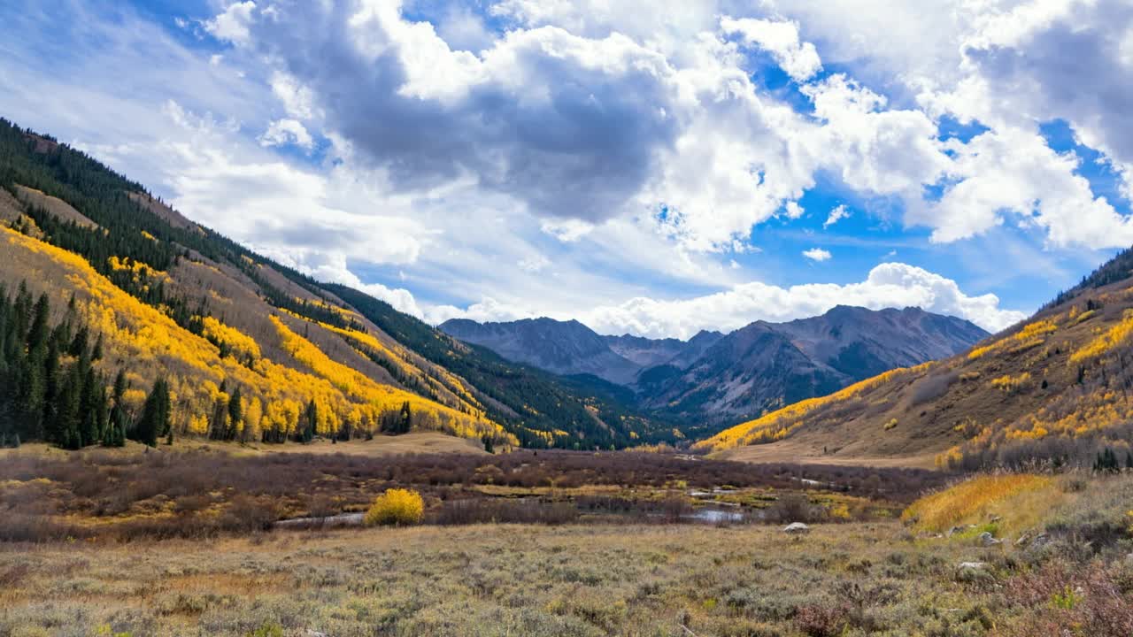 封锁时间流逝的风景拍摄的栗色的钟，而云移动在天空-麋鹿山，科罗拉多州视频素材