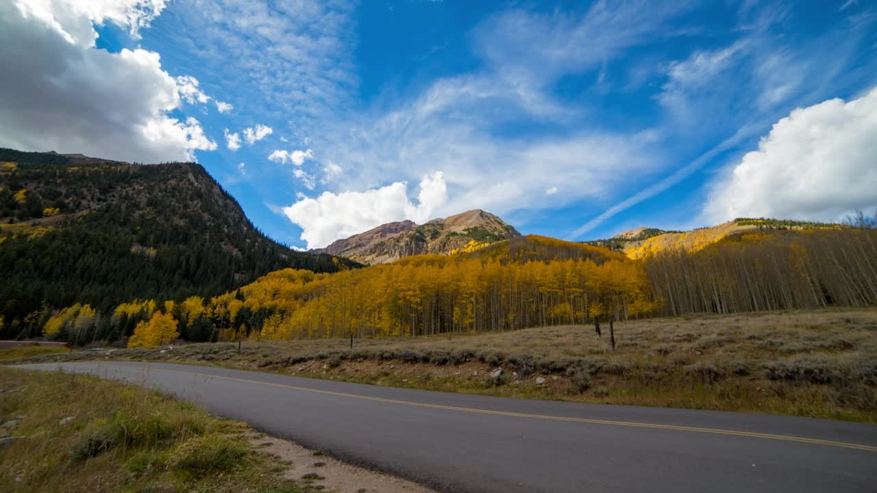 在麋鹿山的道路上行驶的汽车的封锁时间流逝镜头视频素材