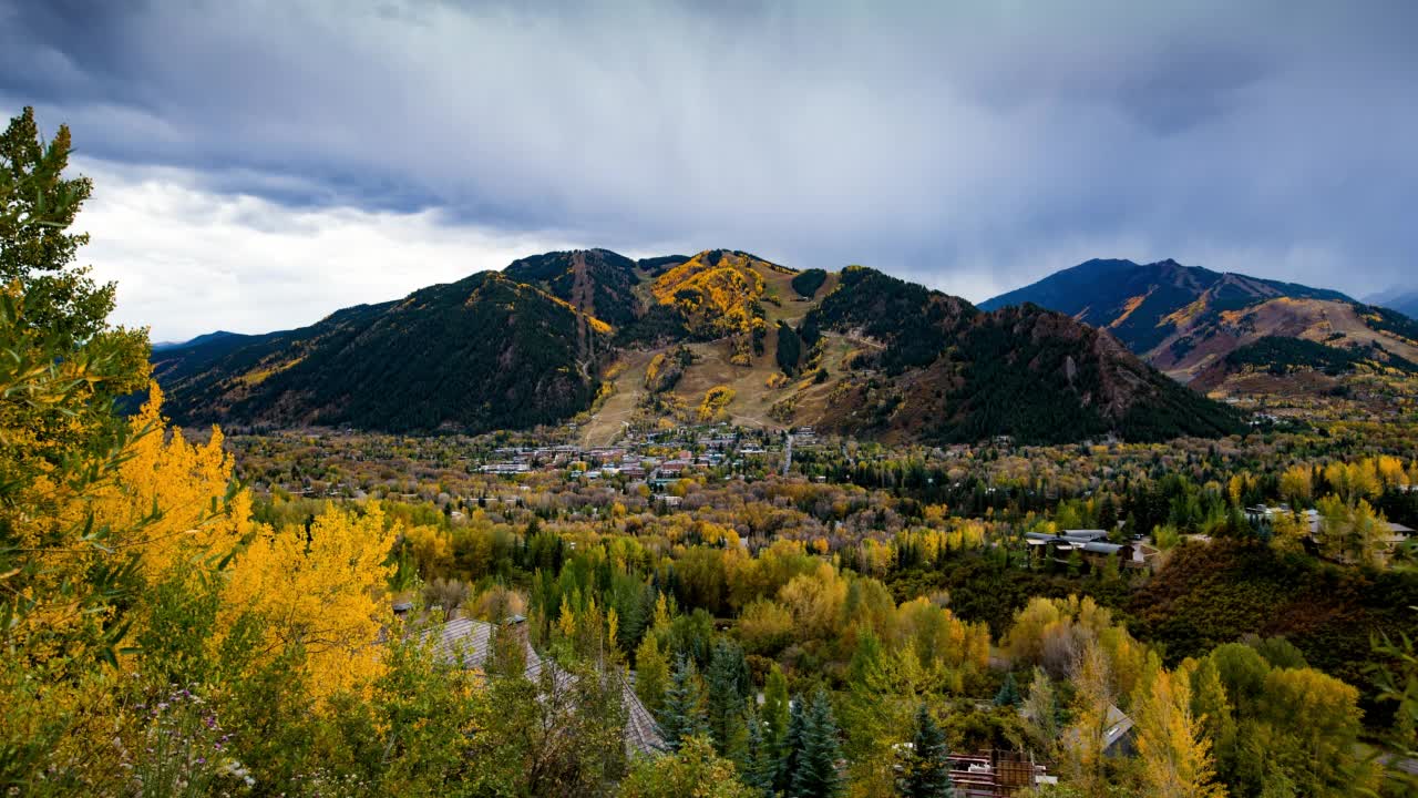 空中封锁拍摄的城市在森林中崎岖的落基山脉-麋鹿山，科罗拉多州视频素材