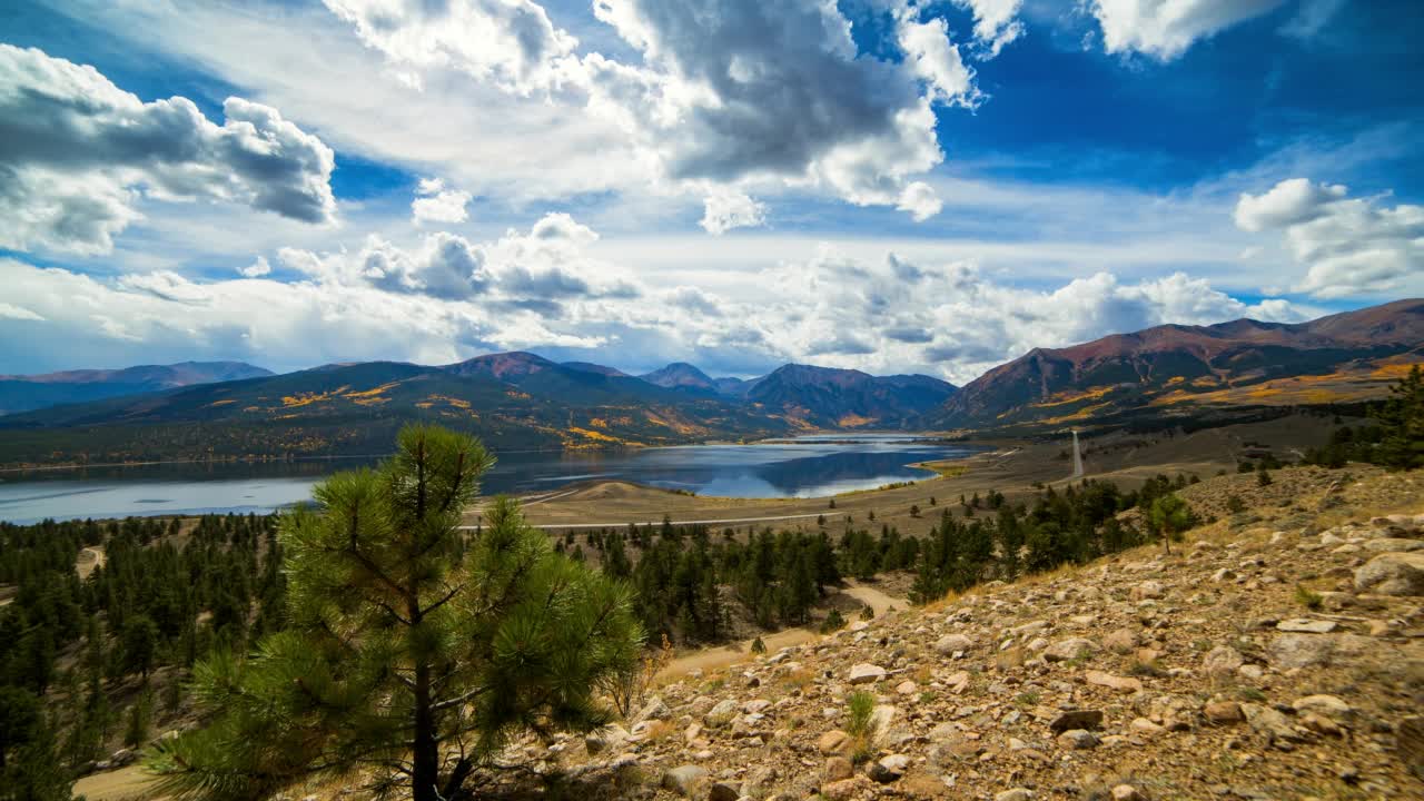 在阳光明媚的日子里，湖和麋鹿山的美丽景色视频素材