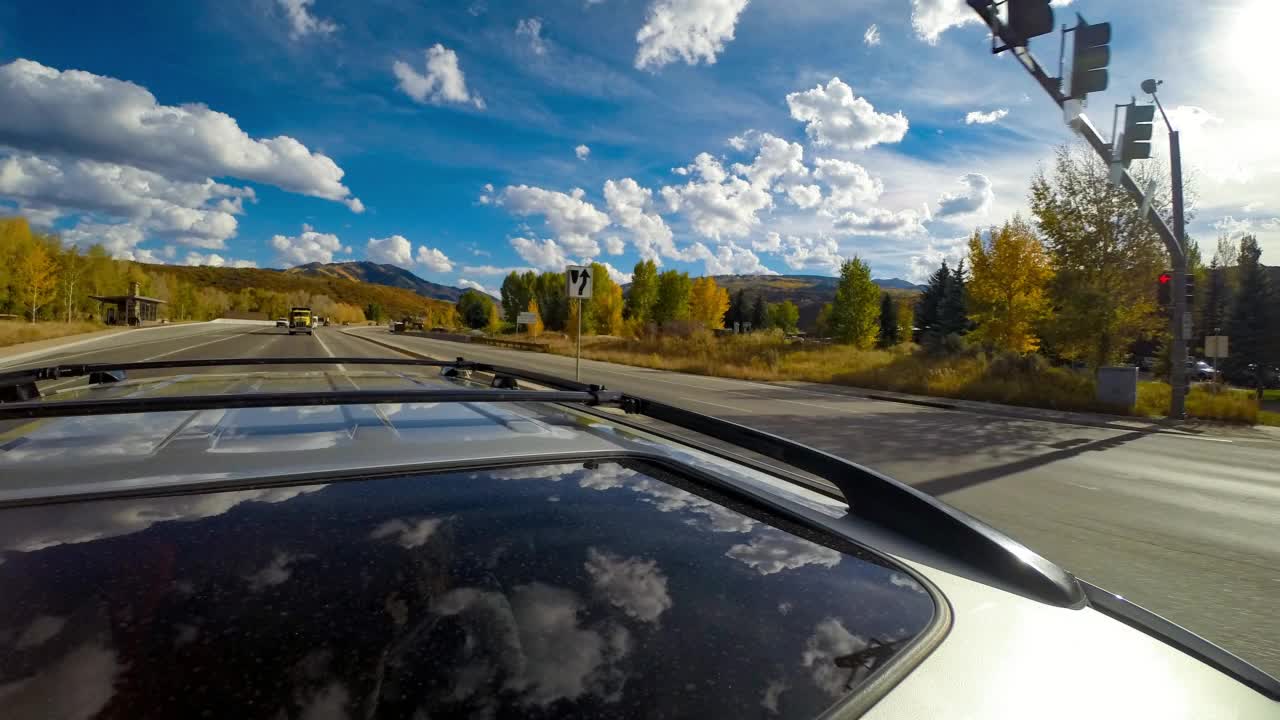 从汽车天窗看到的山的时间推移风景视图-麋鹿山，科罗拉多州视频素材