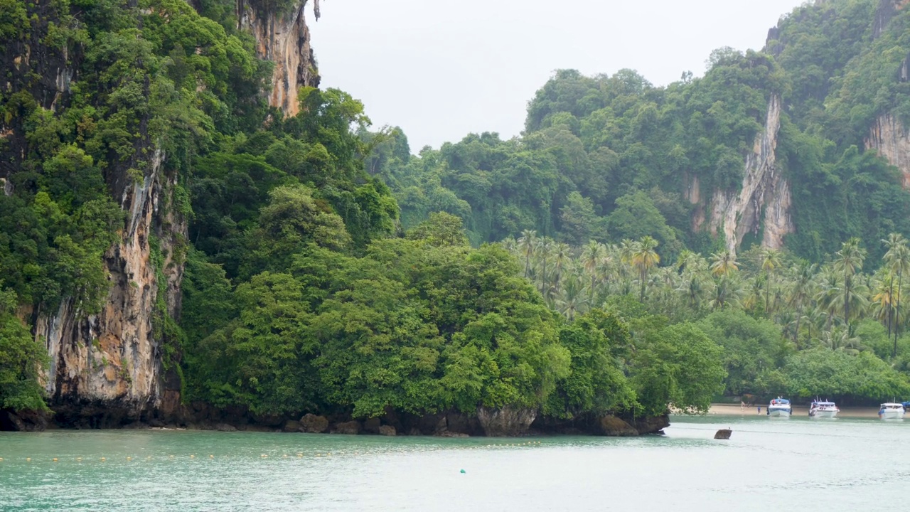 4K悬崖和甲米的海岸线在渡轮上乘坐从甲米到Koh Phi Phi的旅程。清晨雾蒙蒙的渡轮拍景，船驶往热带天堂的岛屿和泻湖。泰国旅游，旅游，冒险的概念视频素材