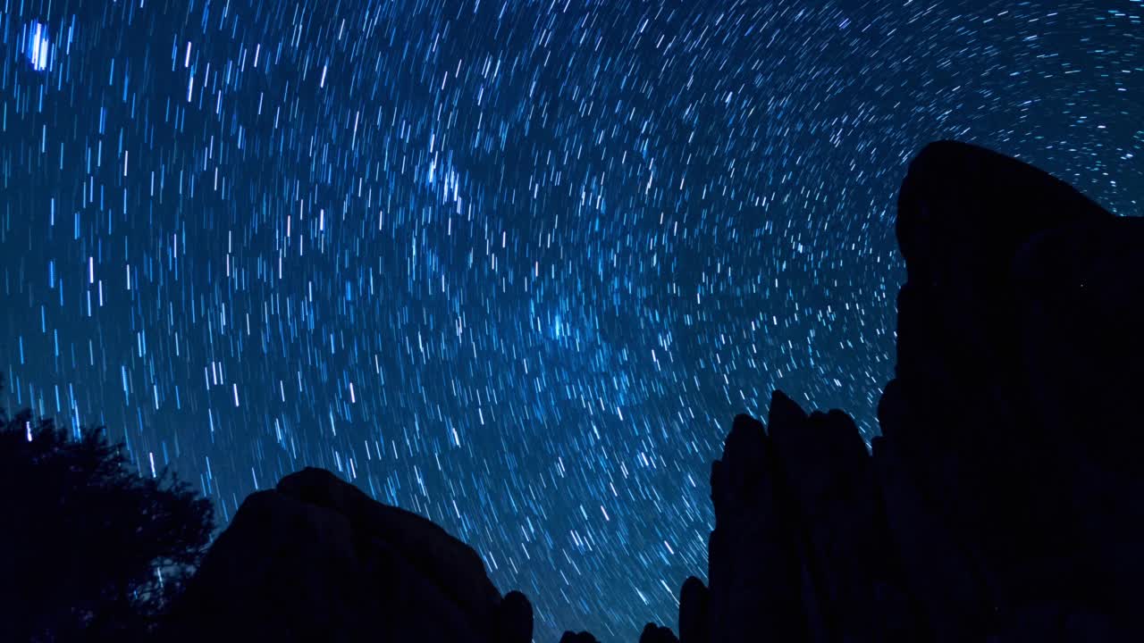 在加利福尼亚州约塞米蒂的夜晚，拍摄星星在引人注目的天空中留下的痕迹视频素材