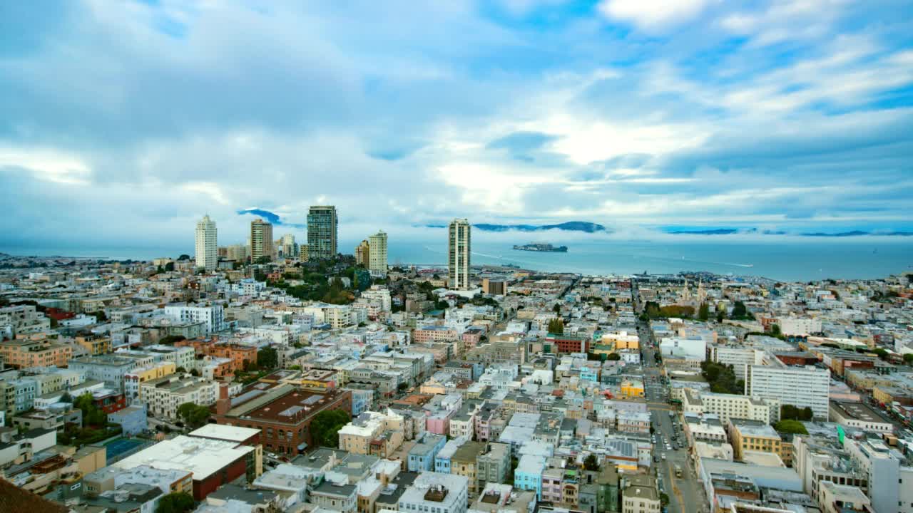 天空阴云密布的海滨城市的住宅建筑的空中延时封锁镜头——加利福尼亚州的旧金山视频素材