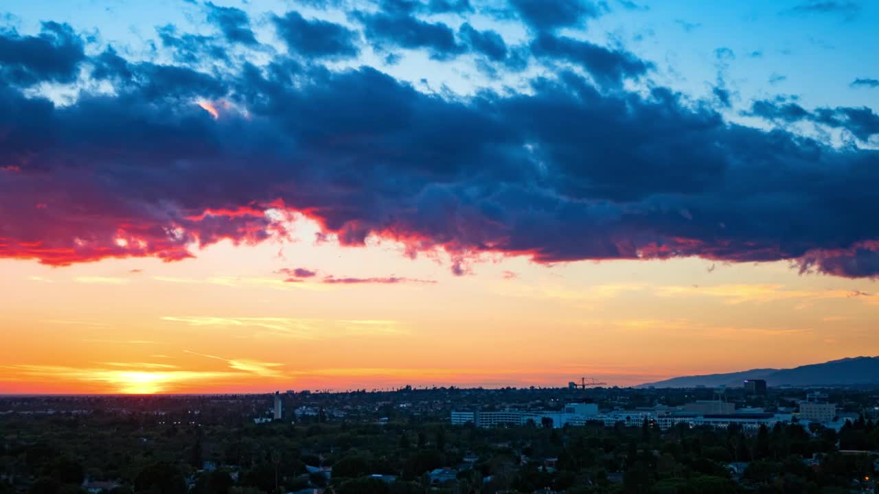 空中封锁时间间隔拍摄的照明住宅城市在戏剧性的天空下-旧金山，加利福尼亚州视频素材