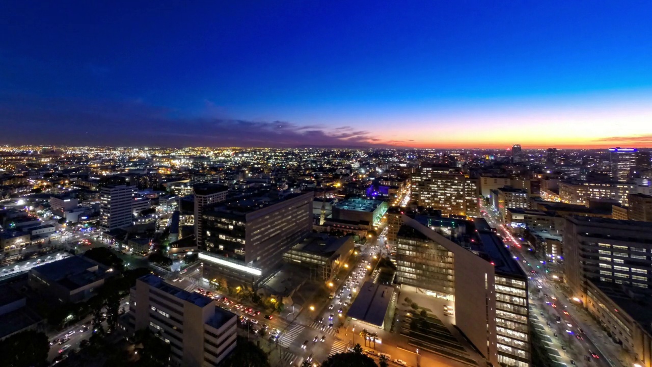 空中封锁时间镜头拍摄的汽车在住宅城市的道路上移动从日落到晚上-旧金山，加利福尼亚州视频素材