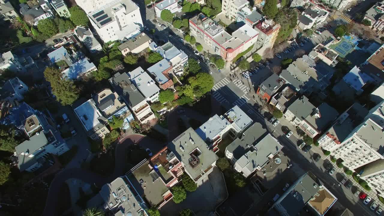 无人机在阳光灿烂的日子里飞行，在住宅城市的建筑物空中拍摄-旧金山，加利福尼亚州视频素材