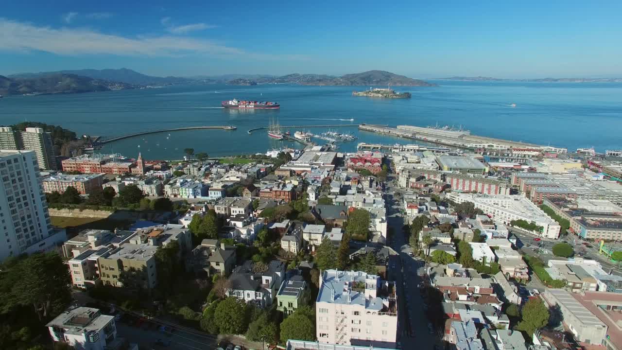 海上港口的住宅建筑航拍，无人机在阳光明媚的日子向下飞行-旧金山，加利福尼亚州视频素材