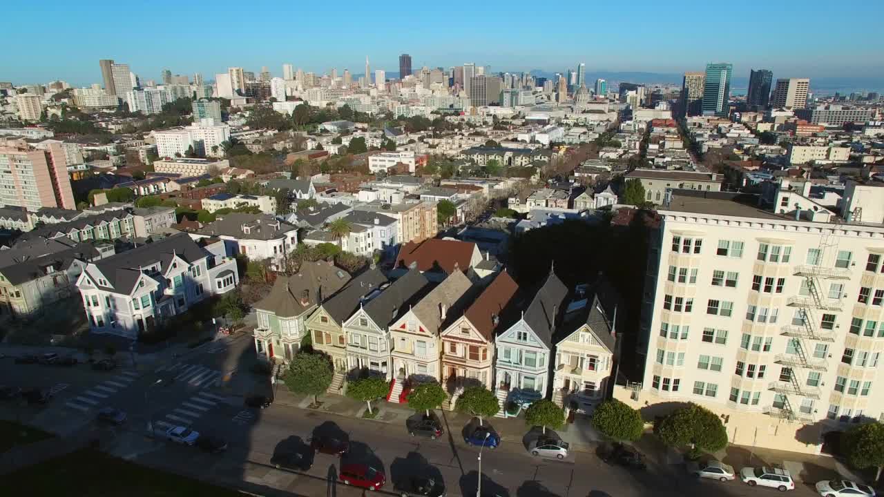 在晴朗的日子里，空中拍摄的住宅城市在晴朗的天空下——加利福尼亚州的旧金山视频素材