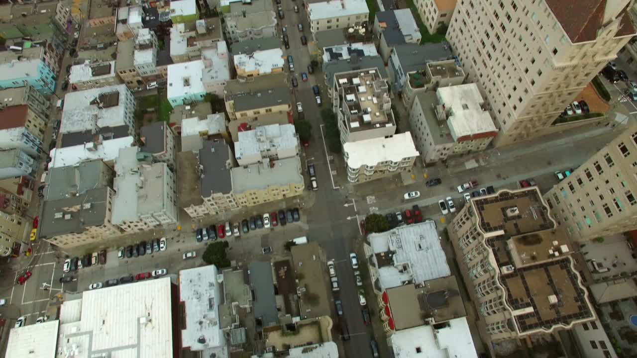 空中倾斜拍摄的城市中住宅建筑中的道路-旧金山，加利福尼亚州视频素材