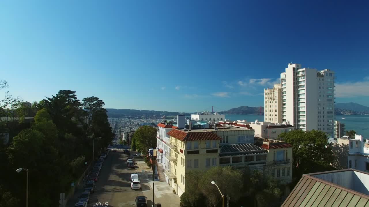 空中美丽的海景住宅，无人机在阳光明媚的日子里向上飞行-旧金山，加利福尼亚州视频素材