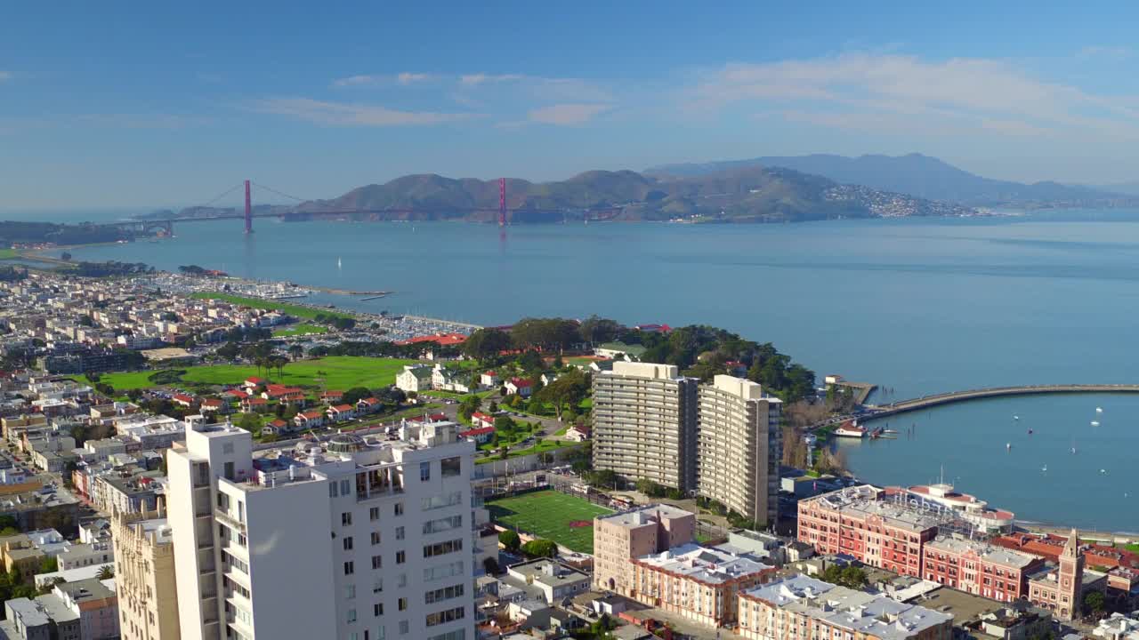 在阳光明媚的日子里，从著名的海上悬索桥上拍摄的住宅城市——加利福尼亚州的旧金山视频素材