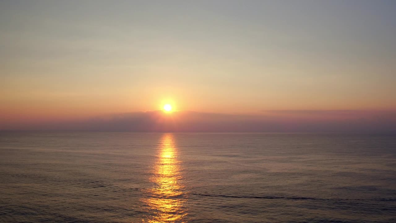 空中向下风景拍摄的海浪海景在日落-瓦胡岛，夏威夷视频素材