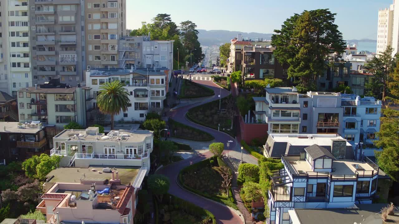 空中美丽的住宅城市的山景，无人机向前飞过弯曲的道路-旧金山，加利福尼亚州视频素材