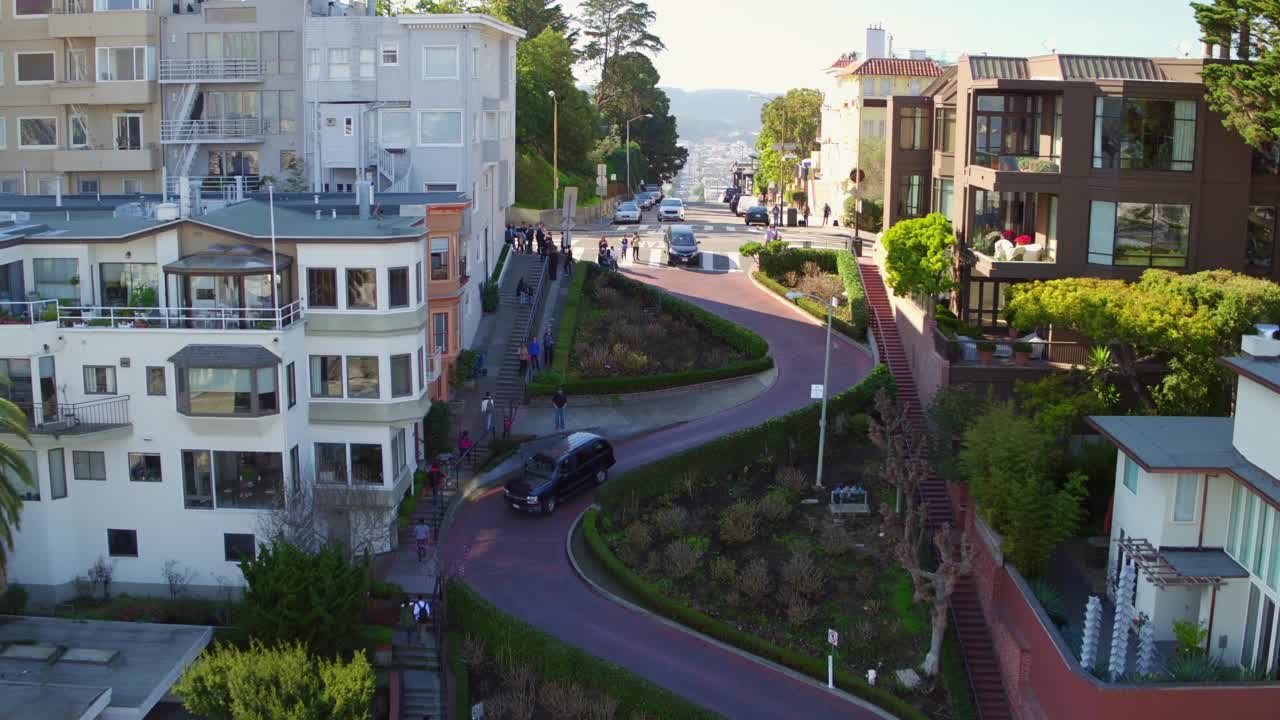 空中拍摄的人们在山区居住的城市，无人机在阳光明媚的日子向前飞行-旧金山，加利福尼亚州视频素材