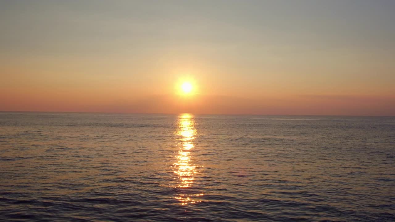 空中美丽的海浪海景，无人机在日落向后飞行-瓦胡岛，夏威夷视频素材