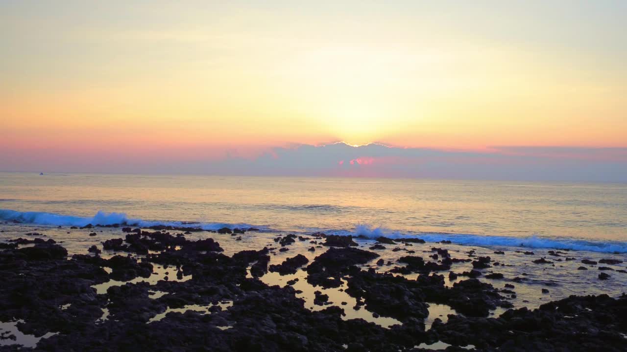 空中美丽的海浪对多云的天空，无人机飞越岩石在海滩-瓦胡岛，夏威夷视频素材