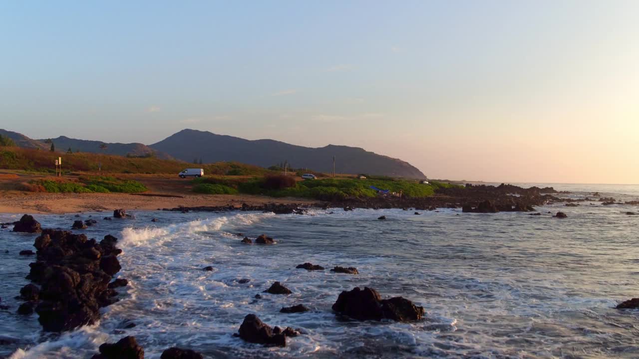 欧胡岛的鸟瞰图，无人机在波浪状的海岸上向前飞行视频素材