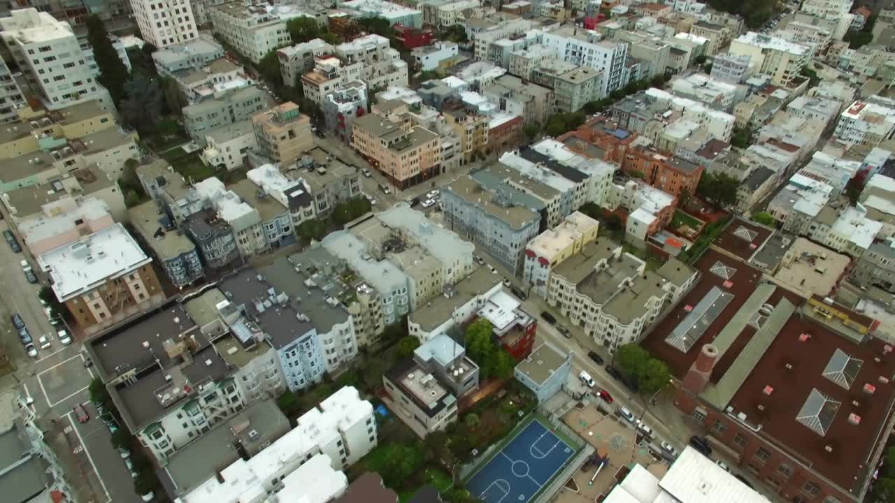 空中倾斜拍摄的汽车移动在住宅城市的海洋在天空的云下-旧金山，加利福尼亚州视频素材