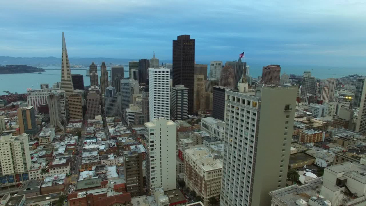 在多云天空下的城市金桥旁的现代建筑的空中向后拍摄-旧金山，加利福尼亚视频素材