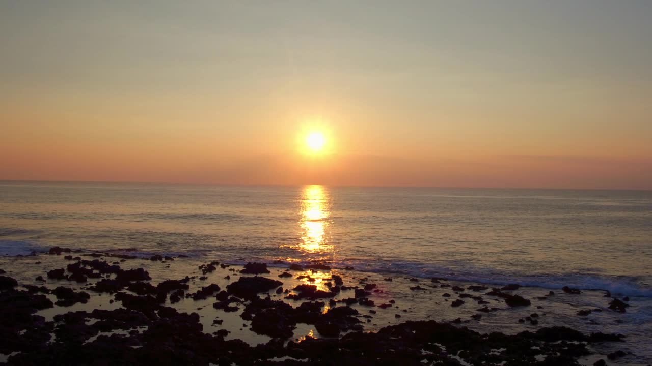 落日时分海滩上波浪起伏的美丽鸟瞰图——夏威夷瓦胡岛视频素材