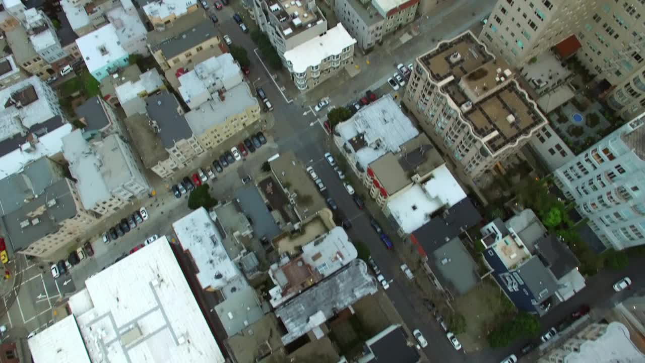 空中向前倾斜拍摄城市中建筑物中的道路-旧金山，加利福尼亚视频素材