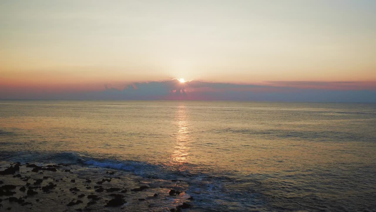 空中向前的田园诗的观点海浪的海洋在多云的天空在日落-瓦胡岛，夏威夷视频素材