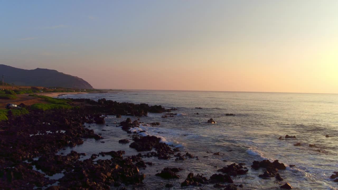 空中岩石圈的风景，无人机向前飞越波浪般的海洋-瓦胡岛，夏威夷视频素材