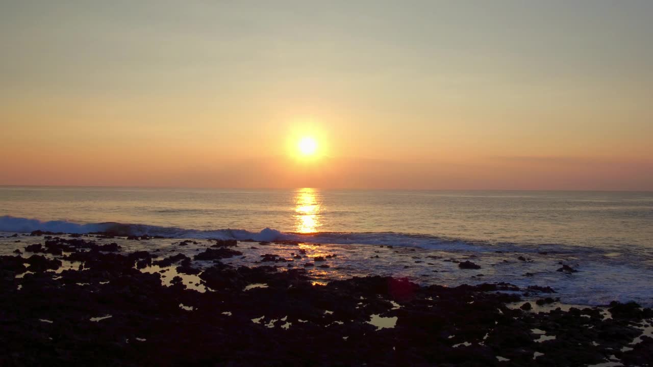 空中向前的风景拍摄海浪的海洋在日落-瓦胡岛，夏威夷视频素材