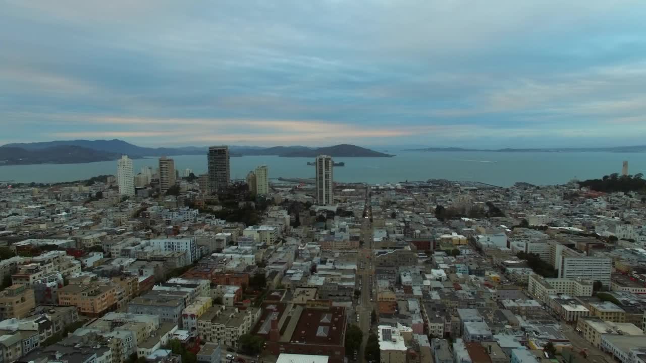 天空阴云下，城市建筑的空中向后美丽景色-旧金山，加利福尼亚视频素材