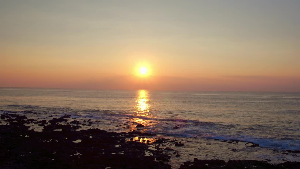 空中拍摄日落时分海滩上美丽的海景-夏威夷瓦胡岛视频素材