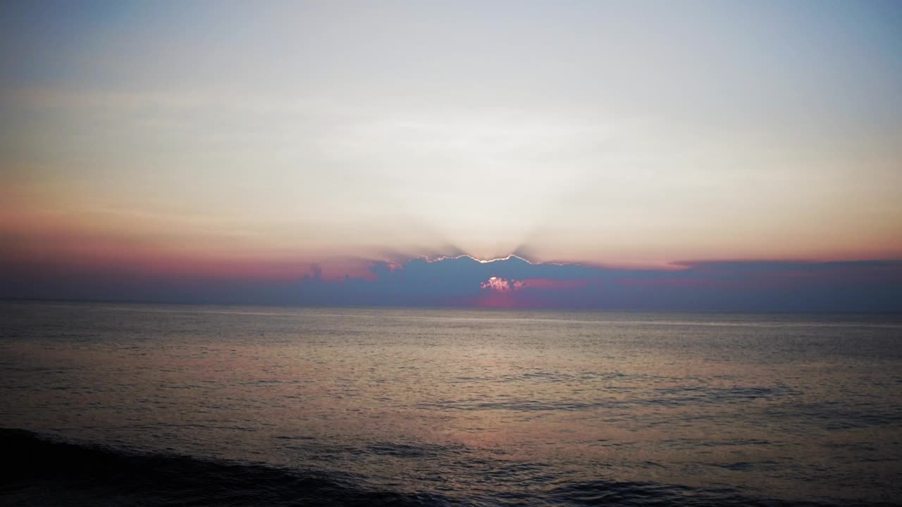 空中美丽的海景在多云的天空下，无人机在日落时向前飞行-瓦胡岛，夏威夷视频素材