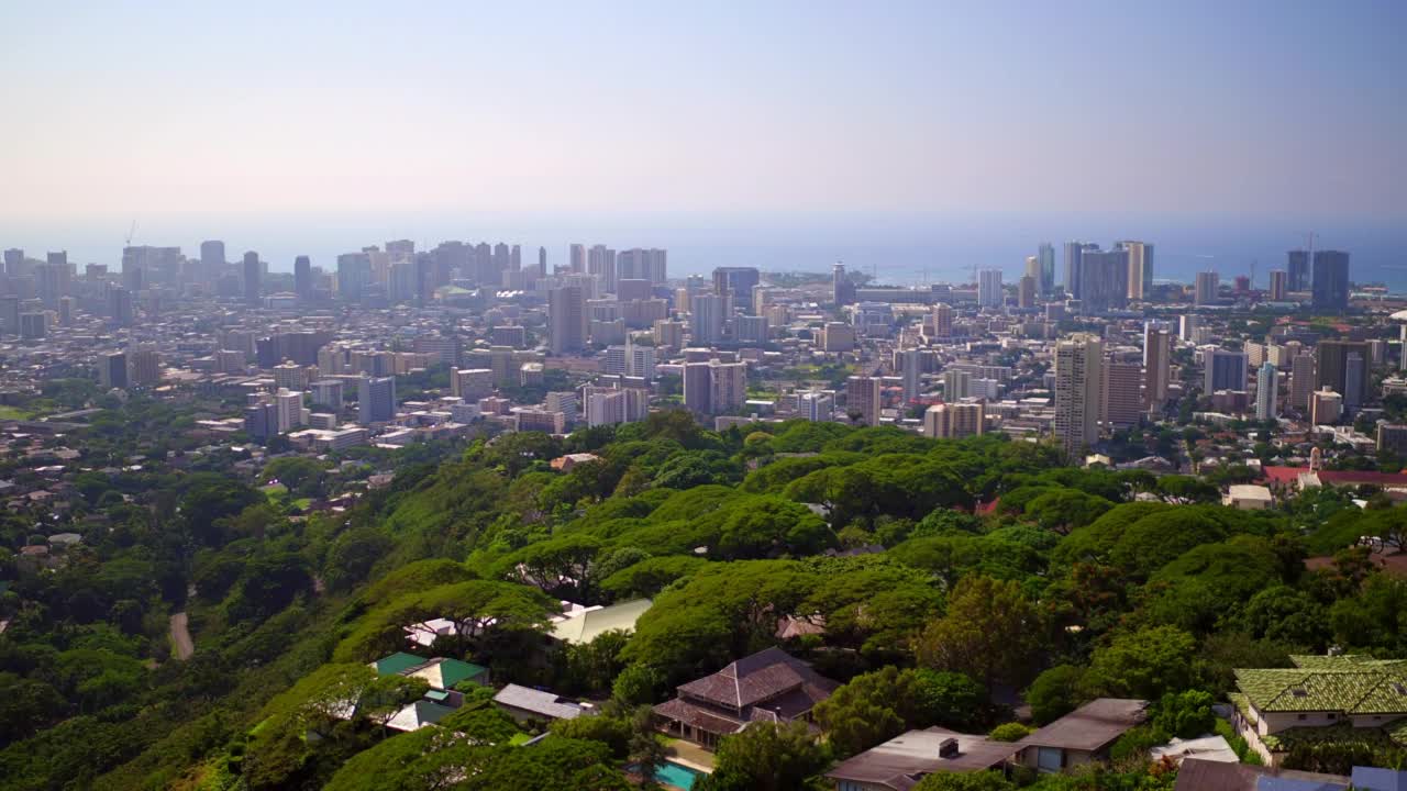 空中拍摄的住宅现代建筑在城市，无人机飞行在晴天-瓦胡岛，夏威夷视频素材