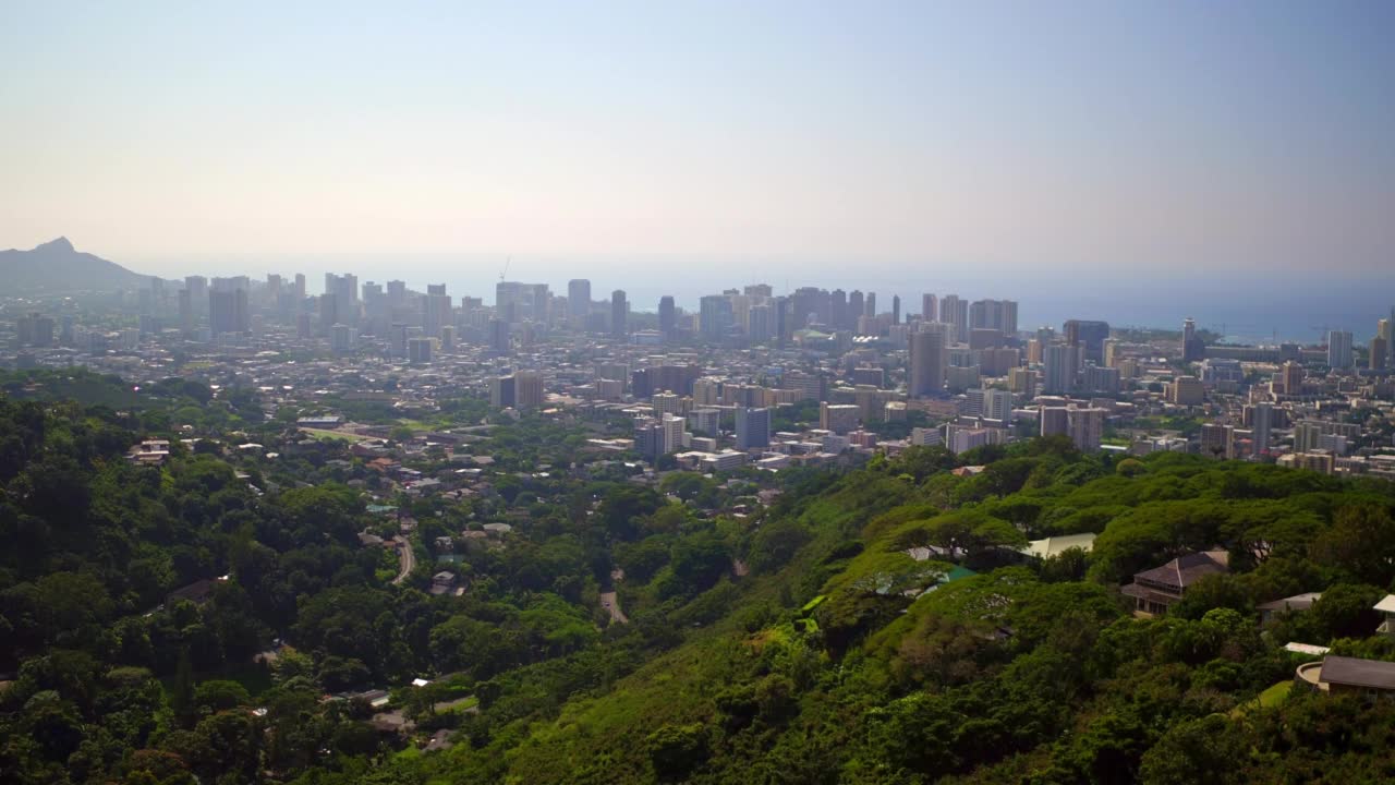 空中拍摄的城市住宅，无人机在阳光明媚的日子向后飞行-夏威夷瓦胡岛视频素材