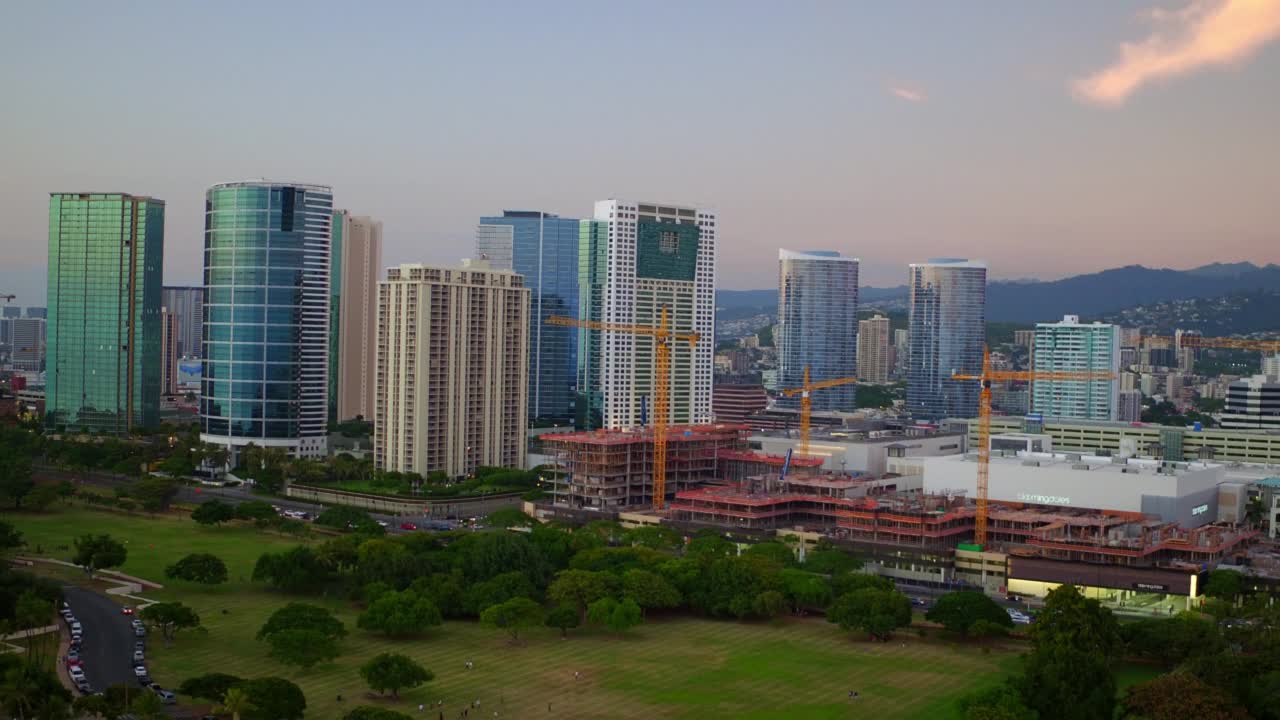 航拍的现代建筑在城市，无人机向前飞过海滩-瓦胡岛，夏威夷视频素材