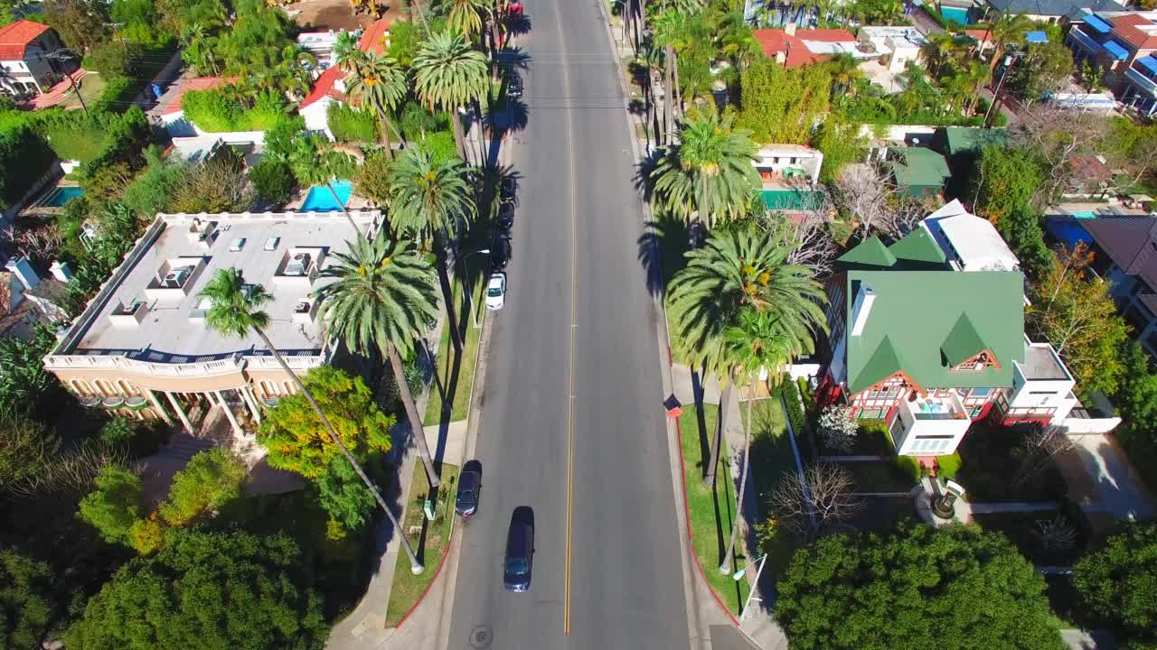 空中倾斜拍摄的汽车在住宅城市的道路上移动-比弗利山，加利福尼亚州视频素材