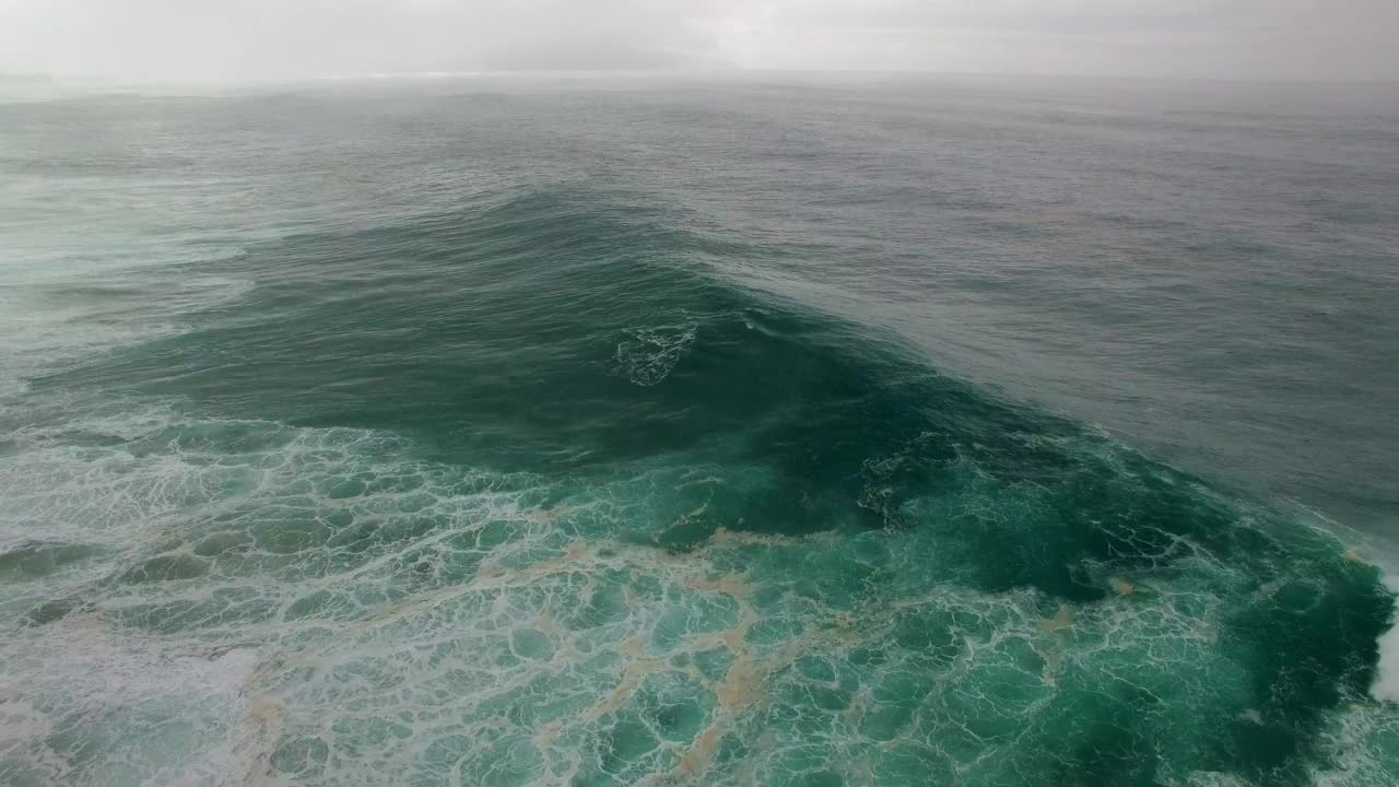 空中倾斜拍摄的高波浪溅在海里-瓦胡岛，夏威夷视频素材