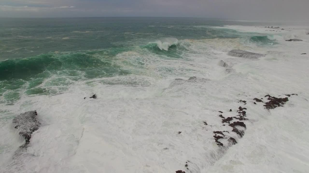 空中向前美丽的海浪下的云在天空-瓦胡岛，夏威夷视频素材